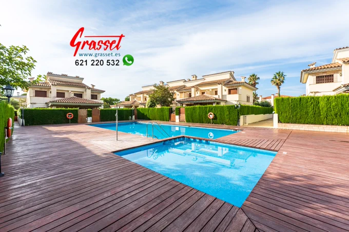 En la mejor urbanización Pino Alto de Miami playa, a 5 minutos de Playa Cristal, Grasset Servicios Inmobiliarios te ofrece esta casa en venta de 3 dormitorios dobles, 2 baños, amplio salón comedor con salida a terraza y piscina.