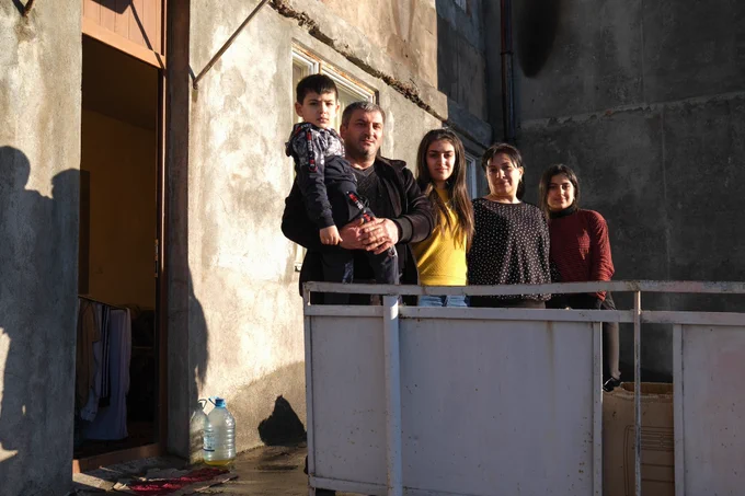 These photos of displaced families were taken by Anahit Hayrapetyan, UNHCR, and a photographer, Areg Balayan, during field visits to Hrazdan, Kotayk Province, Jermuk, Vayots Dzor Province, and in Yerevan. 