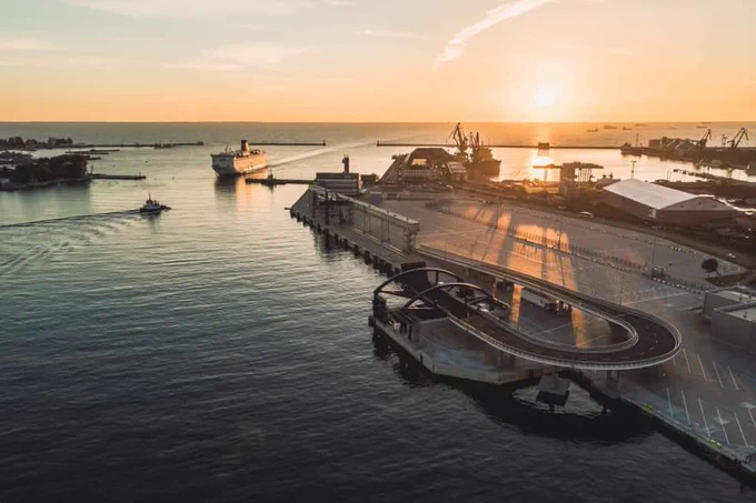 Na zdjęciu prom Stena Line wpływający do portu o poranku 