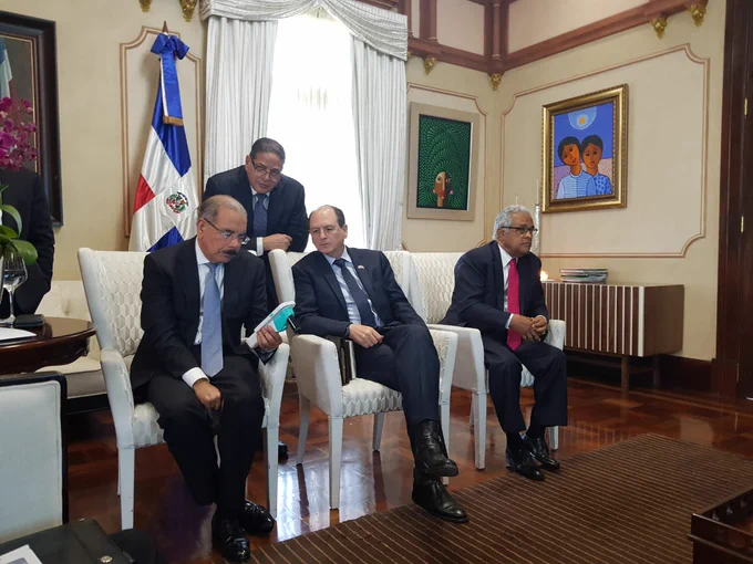 Israel Ambassador to the Dominican Republic Danny Biran presents the technology to the government officials. Courtesy of: Strena Medical.
We would like to thank the Dominican Republic government, the Israeli Embassy led by Ambassador Danny Biran, and our partners in Latin America Strena Medical for their collaboration and trust in the MobileODT EVA technology for cervical cancer screening,