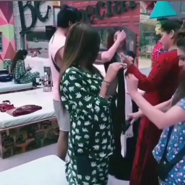 Just approaching her to wipe his hand 😂