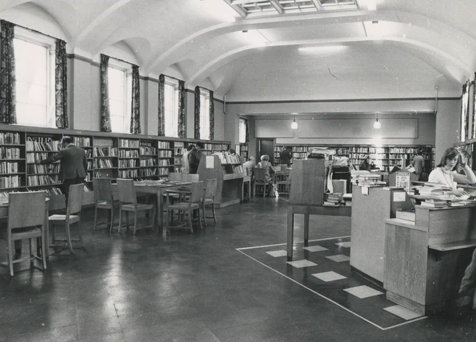 An old photo of the interior of Cheriton Library
