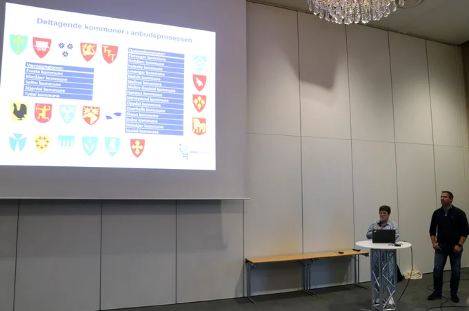 Powerpoint med alle kommunene som deltar, samt leder for dokumentasjonssenteret i Stjørdal, Nina Fossebakken.