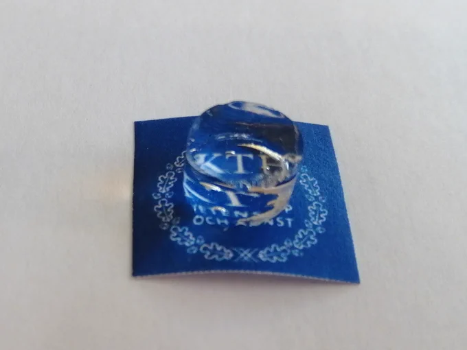 An example of the cationic dendritic hydrogel on top of the KTH logo.