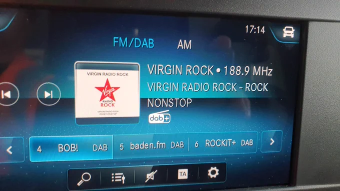 Radiodisplay. Überwiegend Rocksender.