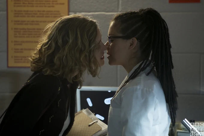 Delphine and Cosima about to kiss