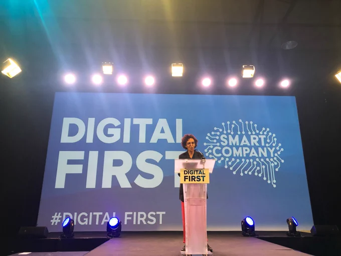 Barbara Trachte secrétaire d'état à la région bruxelloise donnant un discours au salon digital first à Bruxelles sur un pupitre.