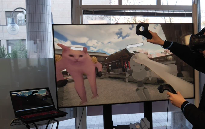 Opiskelija kokeilemassa VR-laseja