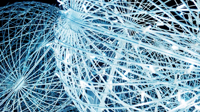 Kugeln aus Plastikstäben, die aussehen wir ein Netz