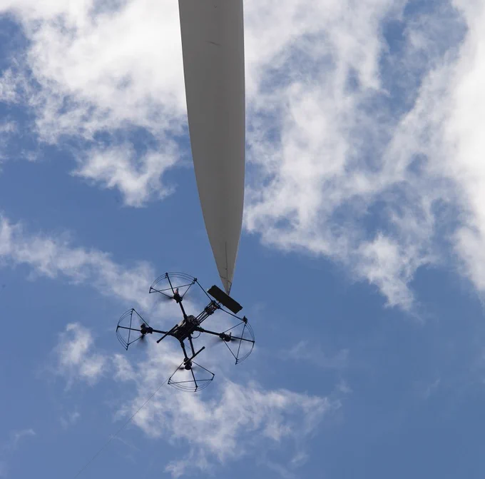 test LPS (chemin de foudre) par drone sur pale éolienne