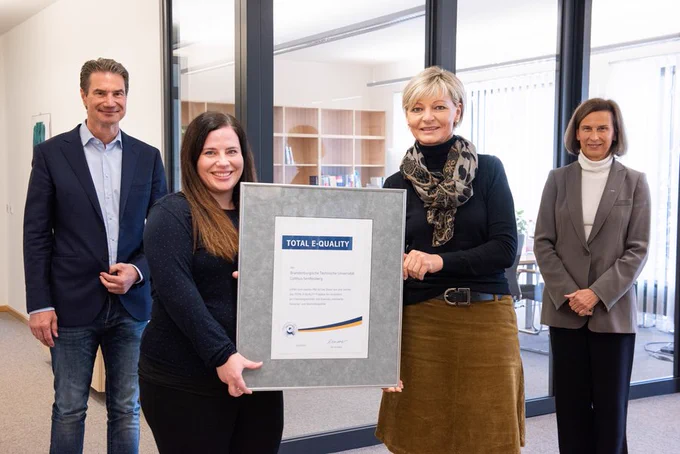 Die BTU erhält das Prädikat Total E-Quality mit dem Zusatz Add-on Diversity, Chancengleichheit und Vielfalt (von links nach rechts: Kanzler Alfred Funk, Referentin für Diversity und Familie Simone Ruhwald, Zentrale Gleichstellungsbeauftragte Birgit Hendriscke, Präsidentin Prof. Dr. Gesine Grande)