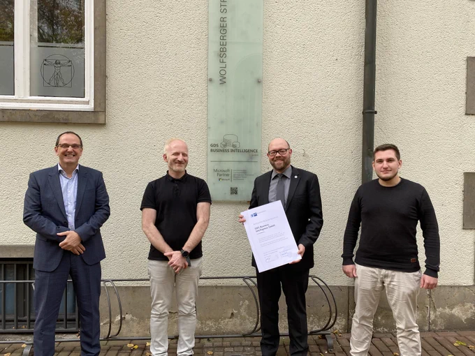 Herr Berhrend von der IHK NW überreicht Ausblidungsurkunde