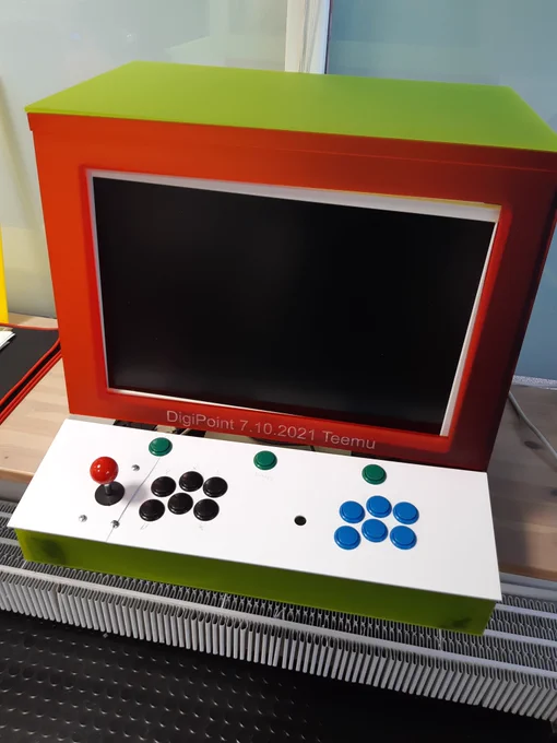 Itse tehty arcade-machine