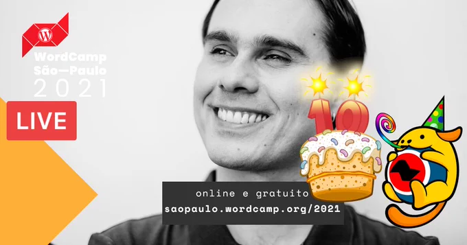 Homem branco, com cerca de 30 anos e com cabelos curtos. À esquerda e na parte superior da imagem, há o logo do WordCamp São Paulo 2021, um trapézio amarelo e a palavra live. No centro, há a frase: online e gratuito, saopaulo.wordcamp.org/2021. À direita e na parte inferior da imagem, há um bolo com velas de 10 anos e, ao lado, a Wapuu, mascote do WordCamp São Paulo, usa chapéu de festa e sopra língua de sogra.