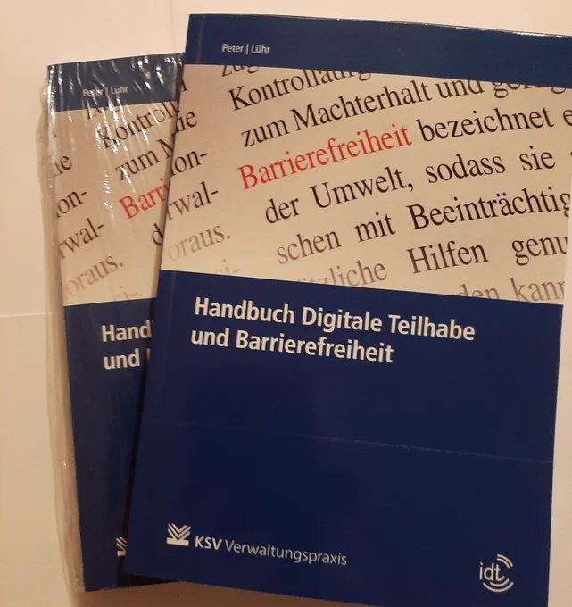 Zwei Exemplare des Handbuchs Digitale Teilhabe und Barrierefreiheit