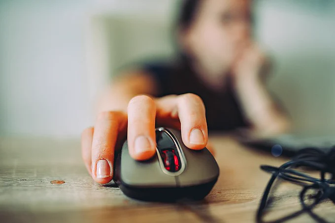 A hand on a multibutton mouse, the body behind it is blurred and out-of-focus.


Image:
Nenad Stojkovic
https://commons.wikimedia.org/wiki/File:Hand_on_the_computer_mouse_-_50202556601.jpg

CC BY:
https://creativecommons.org/licenses/by/2.0/deed.en