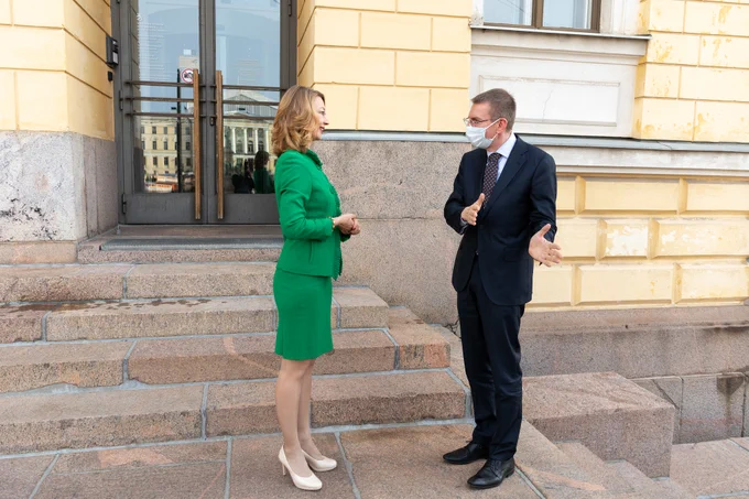 Ministers Tuppurainen and Rinkēvičs discussing in front of Government Palace in Helsinki.