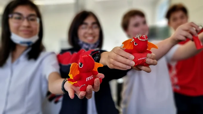 League of Legends team from Hillmorton High School show off the MSI Dragons they were given by @AustraliaMSI