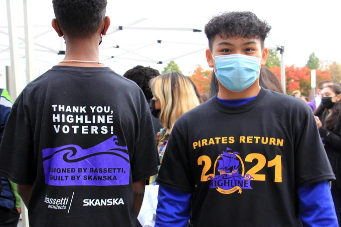 Students wearing t-shirts donated by Bassetti & Skanska
