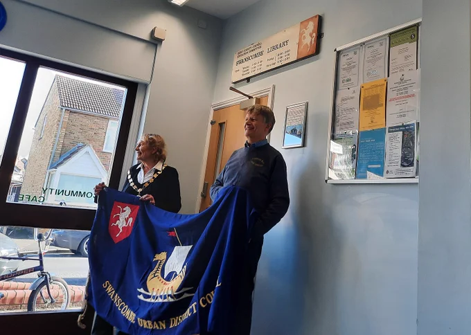 Swanscombe Library sign unveiled