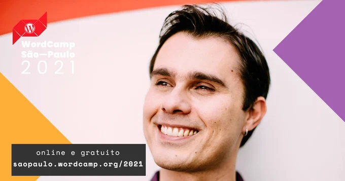 Homem branco, com cerca de 30 anos, com cabelos curtos. À esquerda e na parte superior da imagem, há o logo do WordCamp São Paulo 2021, um triângulo amarelo. Ainda à esquerda, há a frase: online e gratuito, saopaulo.wordcamp.org/2021. À direita e na parte superior da imagem, há um triângulo lilás.