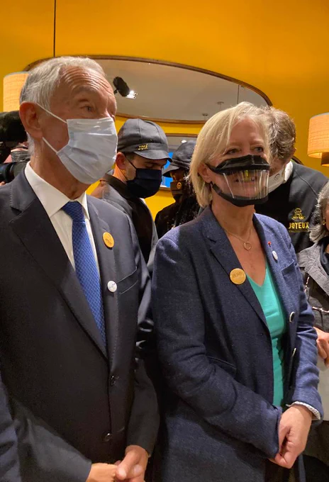 Le president portant les pins du café joyeux et du duoday au côté de Sophie Cluzel