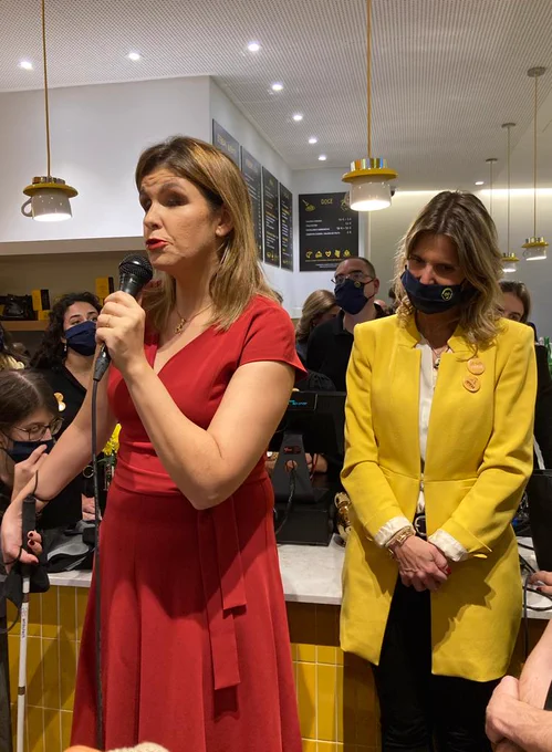 La secrétaire d'État chargée des personnes handicapées portugaise au côté de la responsable du café joyeux portugais