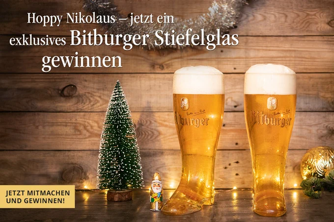 Zwei gefüllte Bitburger Stiefelgläser in winterlicher Kulisse. 
