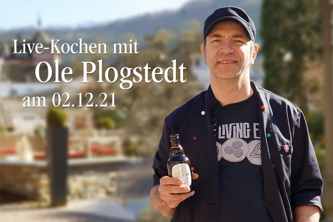 Ole Plogstedt im Freien vorm Moselschlösschen in Traben-Trarbach mit einem Bitburger Premium Pils in der Hand. 