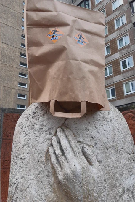 Denkmal mit Papiertüte über dem Kopf
