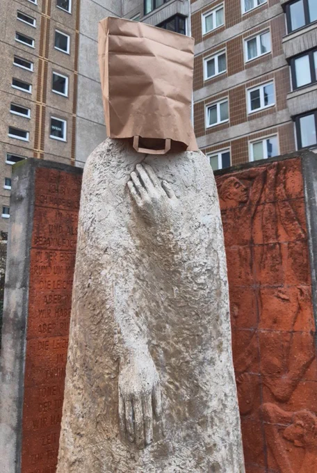 Denkmal mit Papiertüte über dem Kopf