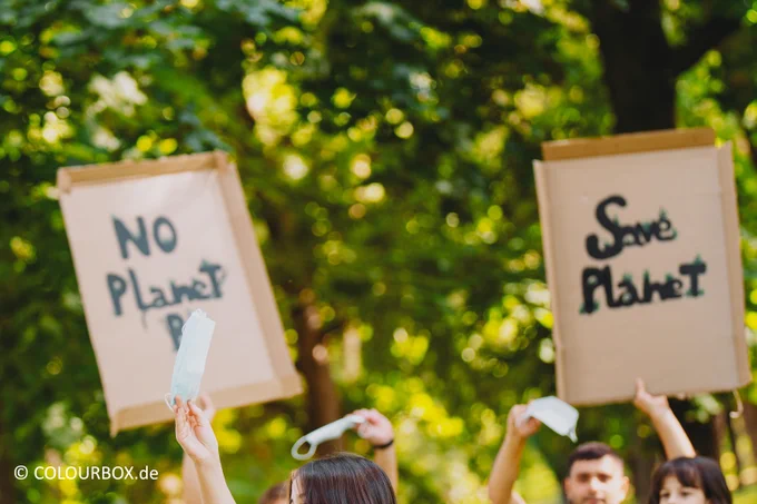 Demonstrierende bei einem Klimastreik.