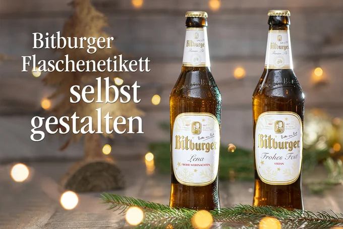 Zwei Bitburger 0,5 Liter Kennerflaschen mit persönlichem Etikett und vor weihnachtlichem Hintergrund. 
