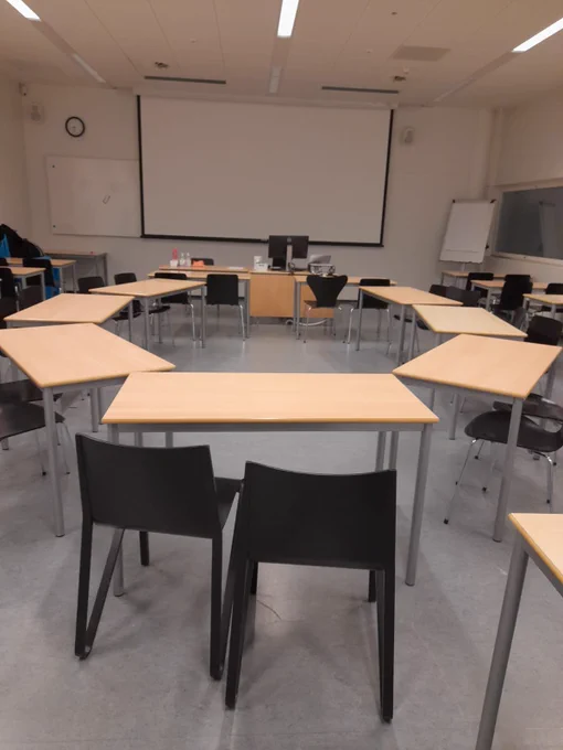 Luokkatilan pöydät järjestetty ympyrän muotoon