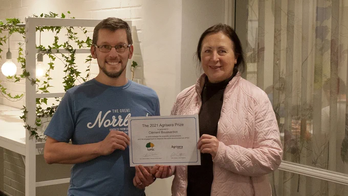 Catherine Bellini (right), chairmen of the UPSC Board, hands over the UPSC Agrisera award to Clément Boussardon (left)