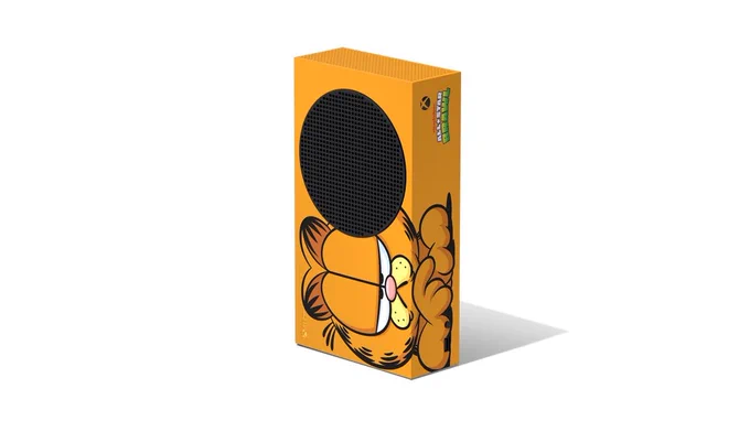 A custom Xbox Series S console modeled after Garfield.