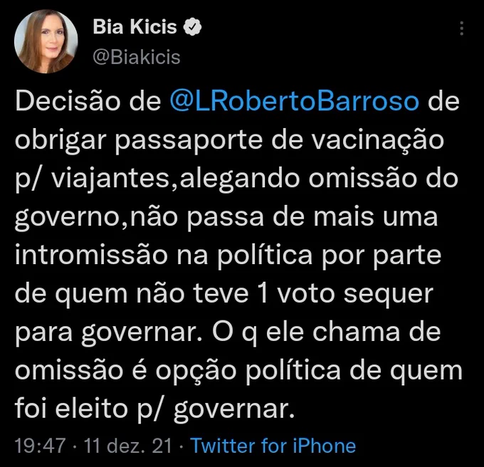 Tweet de Bia Kicis


Decisão de @LRobertoBarroso de obrigar passaporte de vacinação p/ viajantes,alegando omissão do governo,não passa de mais uma intromissão na política por parte de quem não teve 1 voto sequer para governar. O q ele chama de omissão é opção política de quem foi eleito p/ governar.