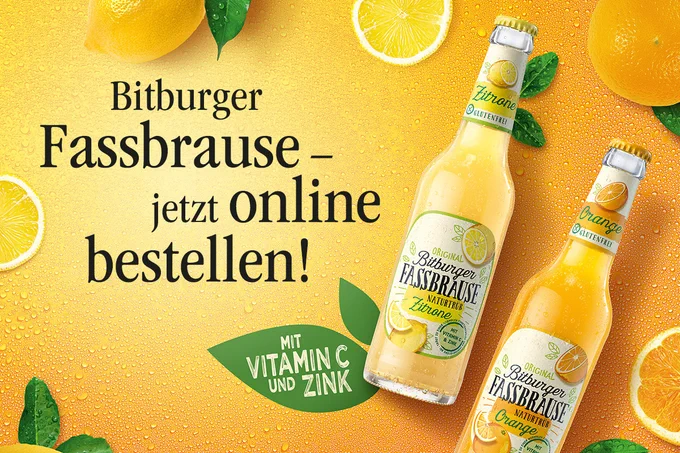 Bitburger Fassbrause naturtrüb Zitrone und Orange vor orangenem Hintergrund, auf dem sowohl aufgeschnittene Zitronen als auch Orange liegen. Störer auf dem Motiv: Mit Vitamin C und Zink. 