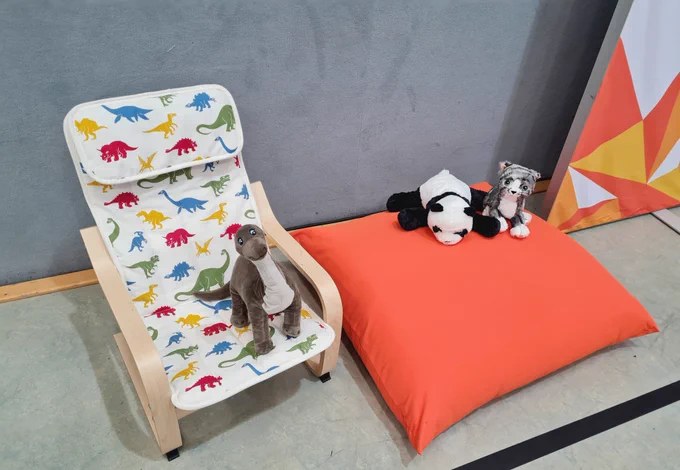 Spielecke Kinder-Impfzentrum mit Sessen und Kuscheltieren