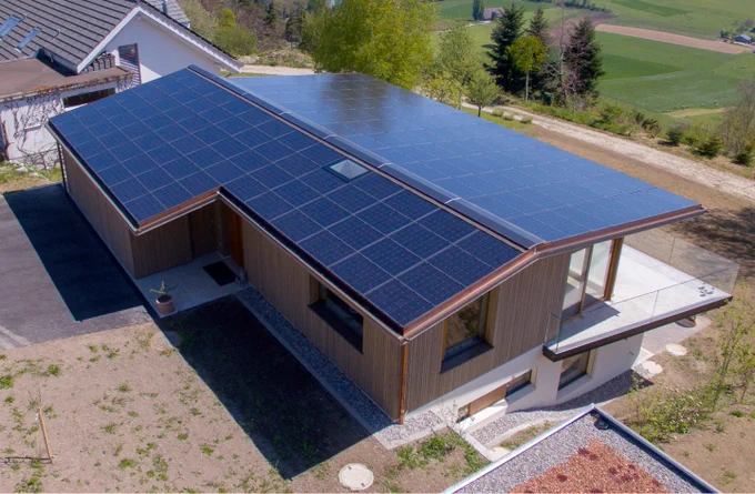 Das Einfamilienhaus (EFH) Keller in Gerzensee/BE ist nach Minergie-P-Eco-Richtlinien erstellt und seit dem 1. Oktober 2016 bewohnt. Die 29 kW starke, nach Nord-Süd ausgerichtete PV-Anlage mit monokristallinen Solarzellen erzeugt jährlich rund 34’100 kWh. Dank der ausgezeichneten Wärmedämmung, der passiven Sonnennutzung über Fenster und Fassade und einer solarbetriebenen Wärmepumpe beträgt der Eigenenergiebedarf lediglich 5’000 kWh/a. Daraus resultiert die bisher höchste in der Schweiz gemessene PEB-EFH-Eigenenergieversorgung von 687%. Der Solarstromüberschuss von 29’200 kWh/a reicht, um fünf ähnliche EFH mit Solarstrom zu versorgen, mit 21 Elektroautos jährlich je 12’000 km CO2-frei zu fahren oder um mit einem Elektroauto sechs Mal die Erde zu umrunden.