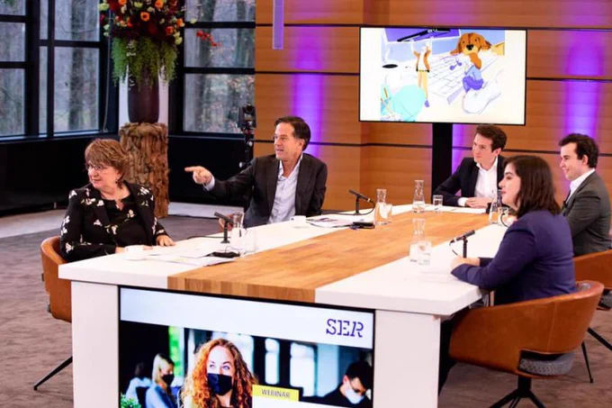 Jongen Denktank presenteert ideeën aan Mark Rutte.
