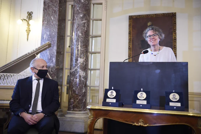 Tuvimos el privilegio de homenajear a tres mujeres excepcionales de la academia, la cultura y las artes. Junto al ministro de Educación y Cultura, Pablo da Silveira, hoy entregamos la medalla Delmira Agustini a Lisa Block de Behar, Beatriz Massons y Clara Ost.

#MedallaDelmiraAgustini