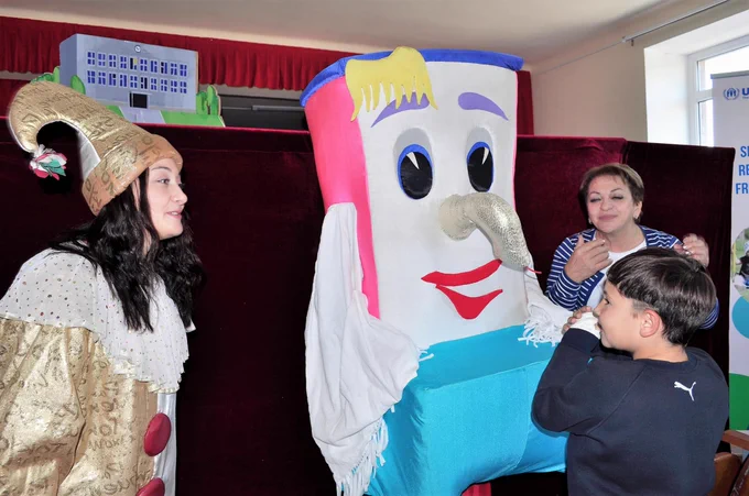 At one of the collective shelters, during the interactive theatre performance promoting hygiene norms and healthy lifestyle among displaced families with children.