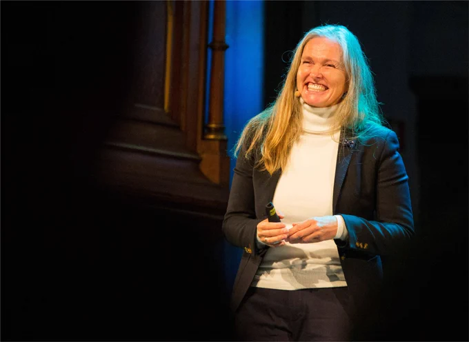 Bilde av Enturs adm.dir Christel som står på en scene.