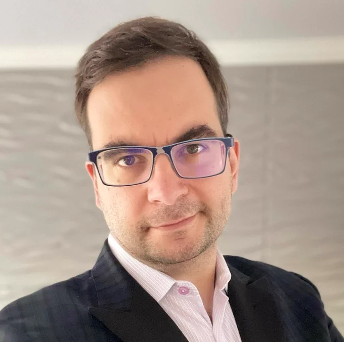 Headshot of Alex Ionescu.