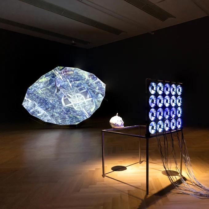 Foto zeigt die Installation "Orbiting the Seed" von Wagehe Raufi. Foto: Peter-Paul Weiler, 2021 © Kunst- und Ausstellungshalle der Bundesrepublik Deutschland GmbH  