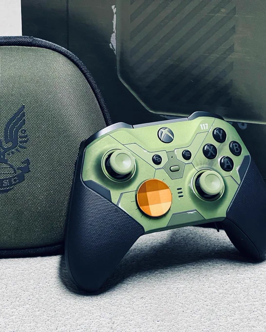 Der Xbox Wireless Controller Elite Series 2 in der Halo Infinite Limited Edition.