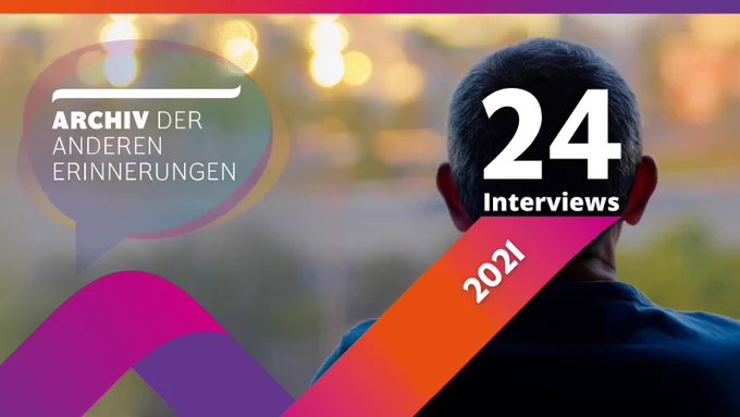 Share-Pic: Im Hintergrund zu sehen sind die Schultern und der Hinterkopf einer älteren Person. Oben rechts steht groß und vor dem Hinterkopf der Titel "24 Interviews". Ein Balken in den Farben lila, rosa und orange deutet auf einen Anstieg hin. Im Balken enthalten ist die Jahreszahl "2021". Links oben steht halbtransparent das Logo des "Archiv der anderen Erinnerungen".