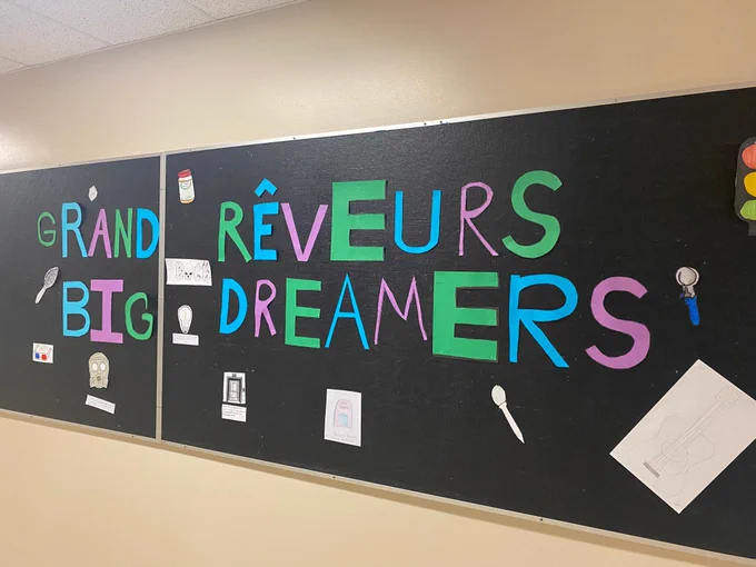 Bulletin board with the words “Grand rêveurs Big Dreamers”. 