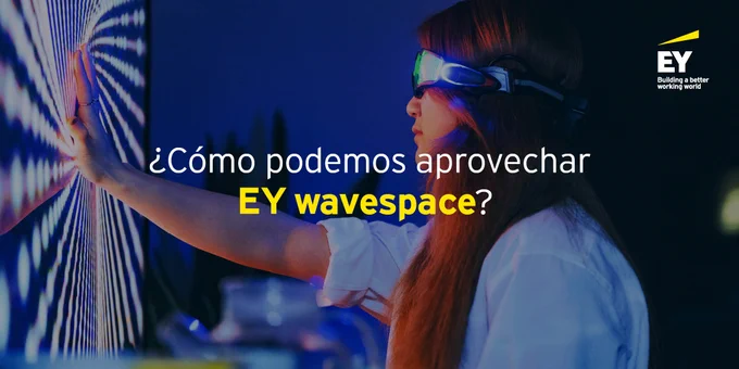 Fotografía de una chica pelirroja vistiendo una camisa celeste y unos lentes de realidad virtual. Con su mano derecha toca el centro de una pantalla que tiene en frente. Sobre la imagen dice: ¿Cómo podes aprovechar EY Wavespace?